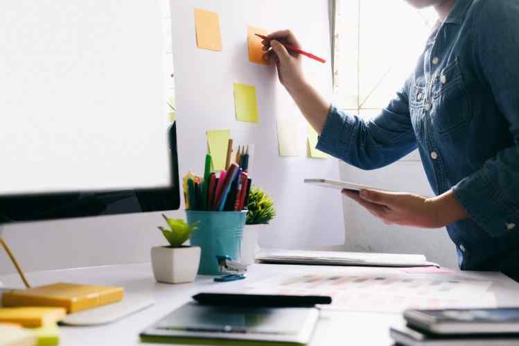 ux ui designer planning responsive design 42zltbb.jpg